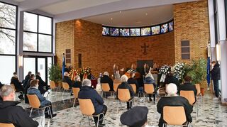 Rund 100 Trauergäste haben sich in und vor der Friedhofskapelle versammelt, um von Ehrenbürgerin Inge A. Burck Abschied zu nehmen.