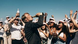 Lehrer Martin – gespielt von Mads Mikkelsen – setzt im Film „Der Rausch“ die Flasche an und lässt sich dabei von den Schülerschaft gebührend anfeuern.