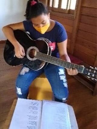Im Casa Crianca Querida und Sterntaler wird Gitarre gespielt.