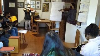 Katrin Bugert (rechts an der Tür) musiziert zusammen mit den Jugendlichen, die innerhalb des Projektes „Pequenas estrelas na terra“ betreut werden.