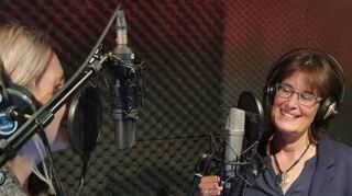 Lachen ist bei der Podcast-Aufnahme angesagt: Sandra Kuhn-Krainick (r.) und Katja Bauroth Anfang Januar im Tonstudio. Beide sind geboostert und haben fürs Foto die Mikrofone kurz zusammengerückt.