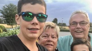 Mit ihren Enkeln Jannis (v. l.) und Laurin machen Anne und Walter Beck auch mal an der Nordsee Urlaub.