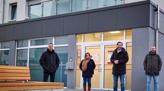 Thomas Birkenmaier (v. li.), Ria Lehmayer, Andreas Sturm und Thorsten Jakobi vor der Arztpraxis in der neuen Ortsmitte.