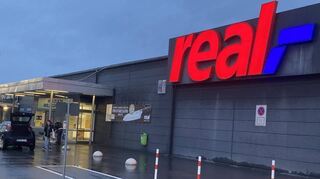 Dunkle Wolken über dem Einkaufszentrum: Die Zukunftsperspektiven der Mitarbeiter des Brühler Real-Marktes bleiben weiterhin eher unklar.