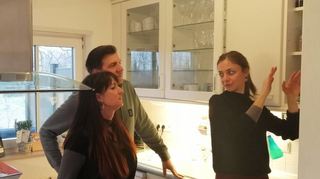 Heike (v. l.) und Daniel Vennari hören aufmerksam zu, während Vanessa Schäfer erklärt, wie man den heimischen Gewürzschrank optimal bestückt.