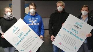 Die Plakate, die Andrea Kroll (v. l.), Björn Weckesser, Kalle Seitz und Joshua Baumgart hier präsentieren, sind Blankoversionen von denen, die inzwischen bereits an zehn Orten in der Stadt verteilt sind.