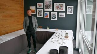 Die Pandemie zum Renovieren genutzt: Richard Damian, Geschäftsführer vom Hotel Motodrom, im neu gestalteten Wintergarten mit Blick auf die Rennstrecke, der jetzt Motorsport-Atmosphäre verströmt.