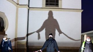 Rund 100 Menschen nahmen an der Menschenkette vor der evangelischen Kirche teil. Am Montag wird erneut zu einem Treffen aufgerufen.