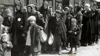 Ankunft von jüdischen Frauen und Kindern aus Ungarn in Auschwitz-Birkenau im Mai 1944.