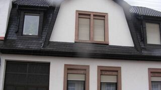 Danny Gogol aus Tel Aviv/Israel zu Besuch in Schwetzingen: Er ist der Sohn von Ruth Bermann und damit eine Cousin von Chana. Hier steht er 2007 vor dem Wohnhaus der Familie Bermann in Schwetzingen in der Maximilianstraße.