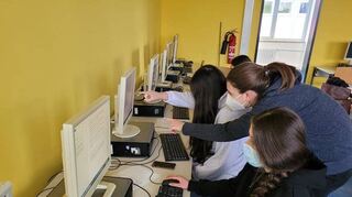 Die Ebert-Gemeinschaftsschule nimmt am Landes-programm „Rückenwind“ teil. Kursleiterin Teresa Prinzbach unterstützt Zara und Fatimah bei der Vorbereitung auf eine Englischprüfung.
