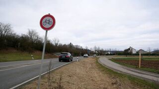 Radeln ist auf der Umgehungsstraße verboten, doch den benachbarten Feldweg nutzen auch Landwirte mit ihren Maschinen.
