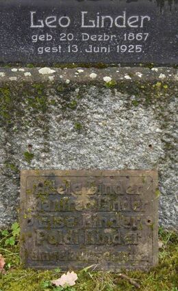 Der Grabstein von Leopold Linder in Mannheim mit einer Gedenkplatte für den kleinen „Poldi“, dessen Großmutter und Eltern.