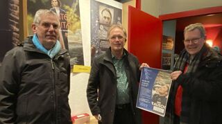 Pfarrer Christian Noeske (v. l.), Gastredner Chefarzt Sven E. Seilkopf von den Kraichtalkliniken und Matthias Rey vom Kirchenkino freuen sich über einen gelungenen Abend im Kino.