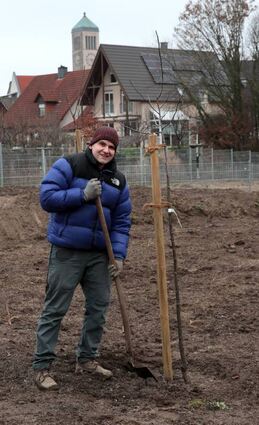 Sandro Schiefner am neu gepflanzten Zwetschgenbaum.