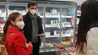Vanessa Schäfer (v. l.) gibt Daniel und Heike Vennari Tipps, wie sich Produkte beim Kochen ersetzen lassen, falls sie saisonal bedingt nicht zu finden sind.