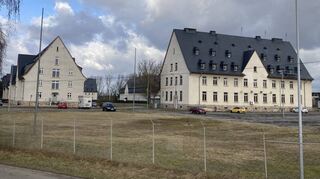 Die Tompkins Barracks fungieren nach wie vor als Erstaufnahme-Einrichtung, auch Bundeswehrstudenten sind hier untergebracht. Nun werden Container für weitere Flüchtlinge auf dem Areal aufgestellt.