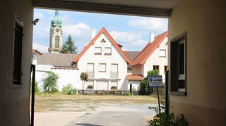Innerstädtische Entwicklungsperspektive: Auf dem Gelände in der Oberen Hauptstraße nahe des Rathauses entsteht in Kürze neuer Wohnraum anstelle alter Bausubstanz, die inzwischen abgerissen ist.