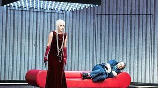 Bilden als Schicksalsgemeinschaft das Zentrum der Oper: Lulu (Jenifer Lary) und der gerade noch lebende Chefredakteur Dr. Schön (James Homann).