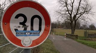 Das Schild für die Höchstgeschwindigkeit bei der Steinernen Brücke am Friedhof Brühl ist bereits deutlich zugeklebt und beschädigt.