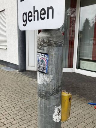 Dieser Ampelmast ist durch das Entfer-nen der Aufkleber schon sehr angekratzt.