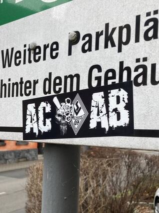 Der Inhalt solcher Aufkleber wird klar als Beleidigung gewertet.