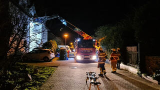Die Feuerwehr aus Schwetzingen hilft mit einem Drehleiterfahrzeug und mehreren Einsatzkräften beim Abtransport eines Patienten in Rohrhof.
