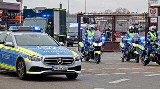 Der Konvoi vor der Abfahrt vom John-Deere-Gelände. Weil die Untersuchung ergibt, dass die Bombe vor Ort nicht gefahrlos entschärft werden kann, wird sie für eine kontrollierte Sprengung an einen sicheren Platz gebracht.