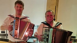 Sohn Josef musiziert mit Vater Franz für die Gäste ihres Traditionsgasthofs Hotel „Stern“ in Elbigenalp. Diese Abende mit Tiroler Musik finden stets großen Gefallen.