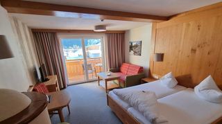 Geräumig, gemütlich und mit Balkon samt Bergblick ausgestattet: ein Doppelzimmer im Traditionsgasthof Hotel „Stern“ in Elbigenalp.