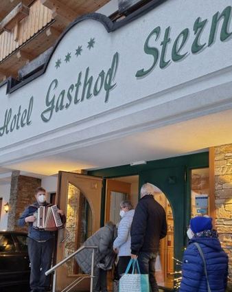 Schöne Tradition: Kommt eine größere Gästegruppe an, spielen Vater oder Sohn (hier Josef Kapeller, l.) ein Begrüßungsständchen für die Urlauber.