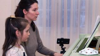 Die sechsjährige Emilia Klassen begeisterte – passenderweise – mit „Der erste Versuch“ von Emil Richard  und dem „Ungarischen Tanz“. Vierhändig spielte sie zusammen mit ihrer Mutter.