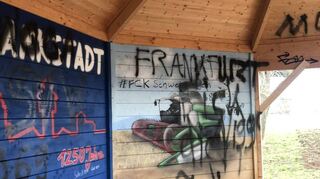 Bierflaschen und besprühte Wände – das ist kein schöner Anblick.