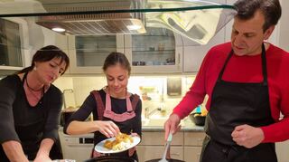 Am Herd geht’s rund: Heike Vennari (l.) stellt bereits fertige Speisen auf die Wärmeplatte, Vanessa Schäfer brät die Tofu Wings und Daniel Vennari wendet die Burger Patties. Die „Würstchen“ für die Hotdogs in der Pfanne im Vordergrund werden übrigens von der Fotografin betreut (und nein: Sie sind nicht angebrannt) ...