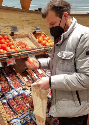 Nachhaltigkeit fängt beim Einkauf an: Wo es möglich ist, wird verpackungsfrei gekauft. Obst und Gemüse kommen in mitgebrachte Netze statt in Plastiktüten.