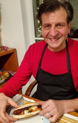 Das Auge isst mit: Daniel Vennari zeigt den veganen Hotdog.
