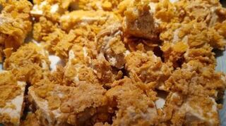 Tofu Wings statt Chicken Wings – mit knusprigen Cornflakes ummantelt.