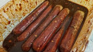 Das sind in Marinade eingelegte Möhren, die die Würstchen im Hotdog ersetzen.