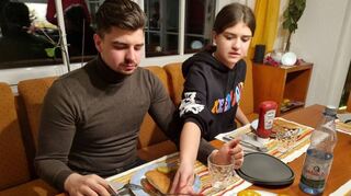 Die Cheftester Luca und Sophia greifen zu: „American Diner“ vegan – vor allem die Burger mit den veganen Patties finden beide richtig schmackhaft.