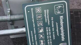 Die Vandalen haben die einbetonierten Hinweise auch beschädigt. An einem der Schilder wurde ein Stück herausgebrochen.