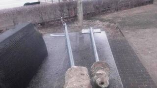 Mehrere Pfosten und Schilder auf dem Spielplatz am Lessingplatz sind aus dem Boden gerissen worden. Die Gemeinde sucht nun Zeugen.