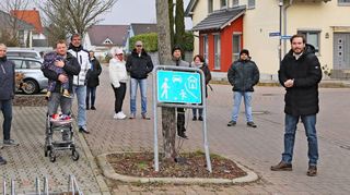 Landtagsabgeordneter Andreas Sturm (r.) bei seinem Vor-Ort-Termin mit Ralf Herold (4. v, l.) und weiteren Anwohnern der Heidelberger Straße.