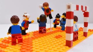 Simon spielt begeistert Handball und hat das mit Legosteinen festgehalten.