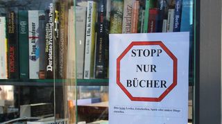 Immer wieder werden Schulbücher, Lexika oder alte Bücher in sehr schlechtem Zustand ins öffentliche Bücherregal auf dem Marktplatz gestellt.