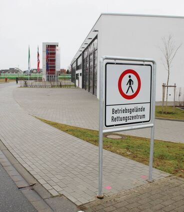 Sorgt für Irritationen und Verärgerung: ein Schild, das Fußgängern den Durchgang am neuen Rettungszentrum verbietet.