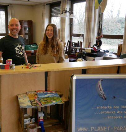 Inhaber Martin Lehmann und Mitarbeiterin Pia Mönius im neuen Hauptquartier der Gleitschirmflugschule „Planet Para“ im ehemaligen „Hotel am Flugplatz“.