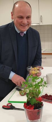 Daniel Born kocht vom Landtag aus mit Schülern in Schwetzingen – hier schaut er auf den Laptop (nicht im Bild) und plaudert mit den Schülern.