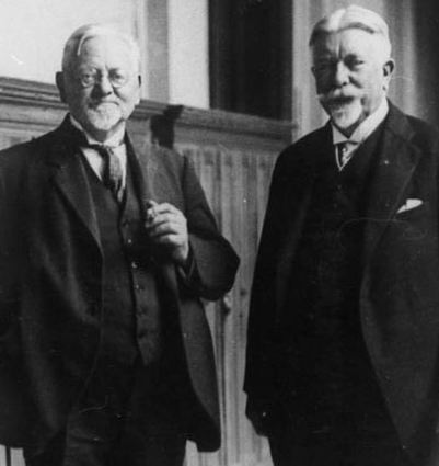Der Präsident der wissenschaftlichen Gesellschaft für Luftfahrt Profes-sor Johann Schütte (r.) und Professor Parseval bei einem Treffen.