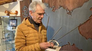 Der Vorsitzende des Heimatvereins präsentiert im Brühler Museum den Krägungsmesser mit dem einst in den Schütte-Lanz-Luftschiffen die Schräglage gemessen wurde.