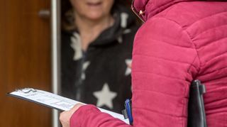 Betrüger lassen sich immer wieder neue Tricks einfallen: Sie treten in verschiedenen Rollen vor der Haustür auf, um entweder ins Haus zu kommen – oder Geld von den Menschen zu ergaunern.
